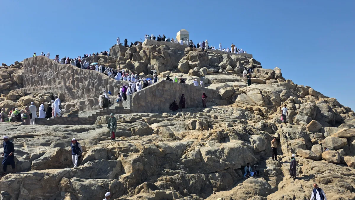 Mont Rahmah à Arafat, millions de pèlerins rassemblés