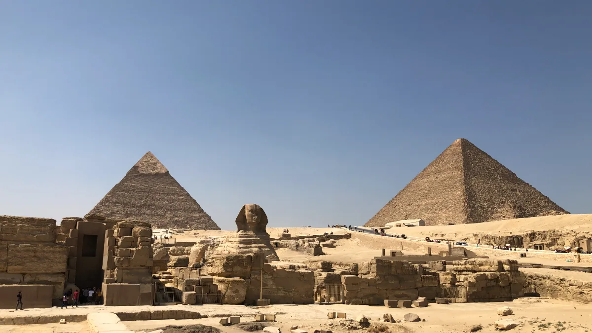 Pyramides de Gize avec Sphinx au premier plan