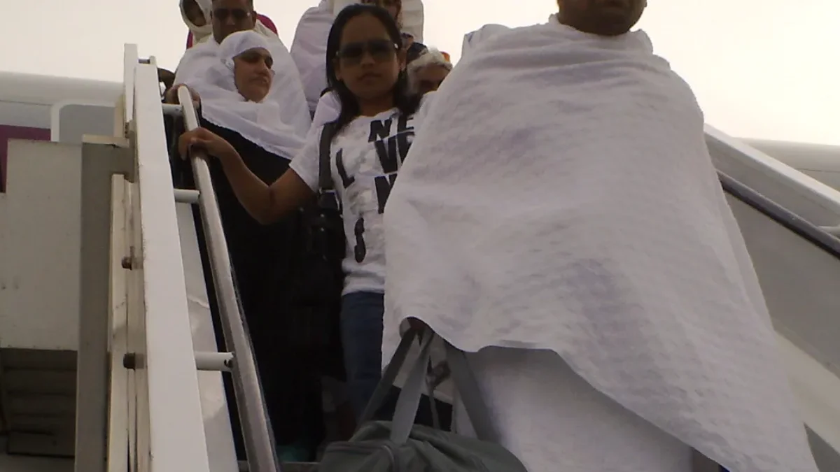 Famille musulmane avec enfants à l'aéroport, préparation Omra