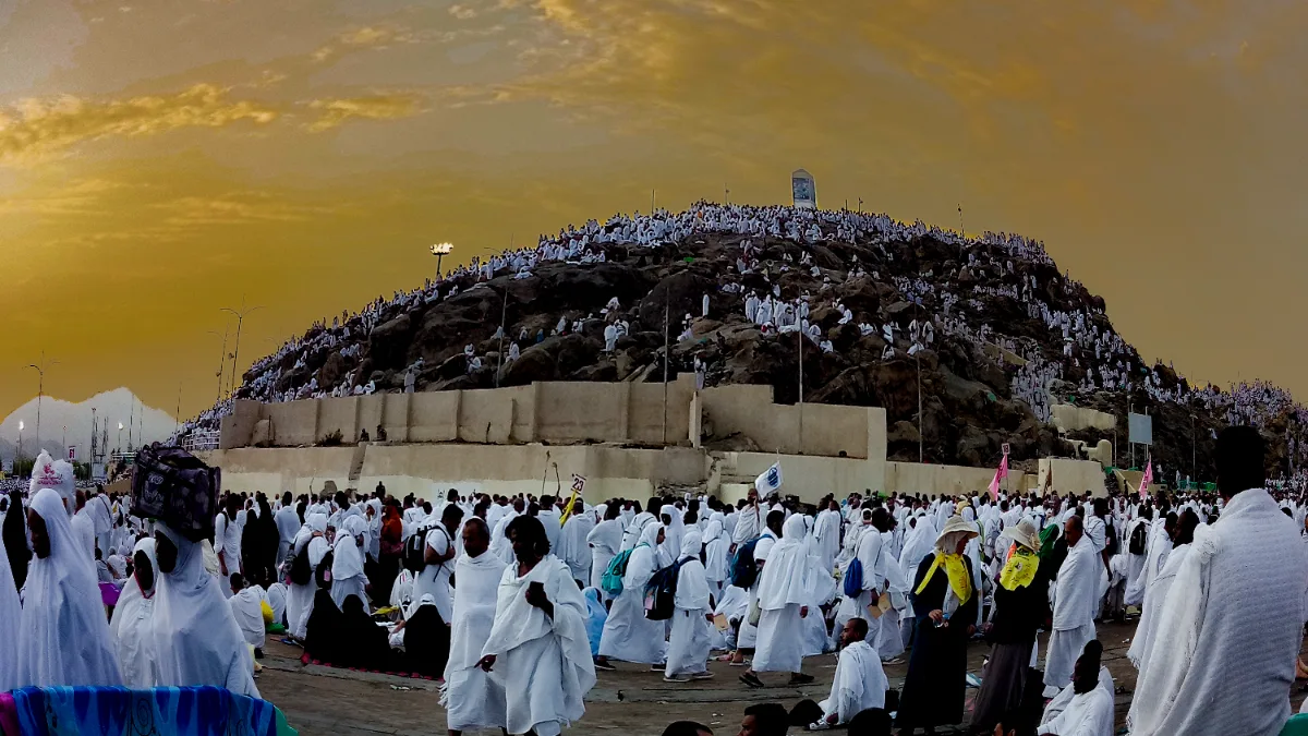 Jabal al-Rahma (Mont de la Miséricorde) à Arafat, millions de pèlerins