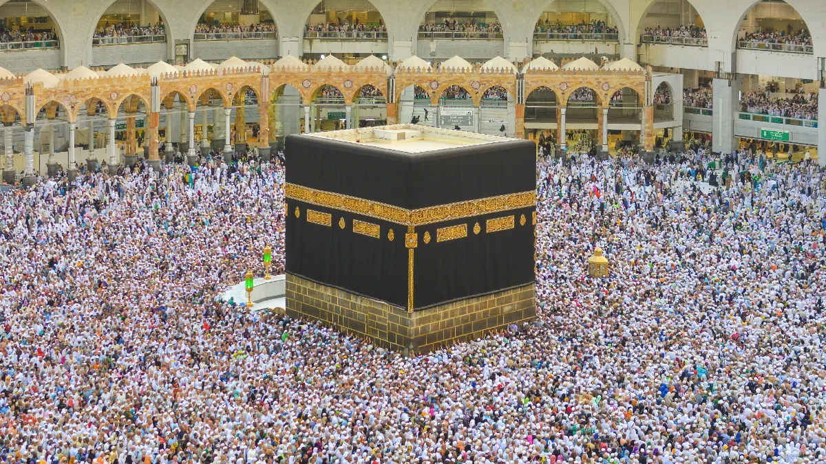 Vue large de la Kaaba dans le Haram, tawaf en cours