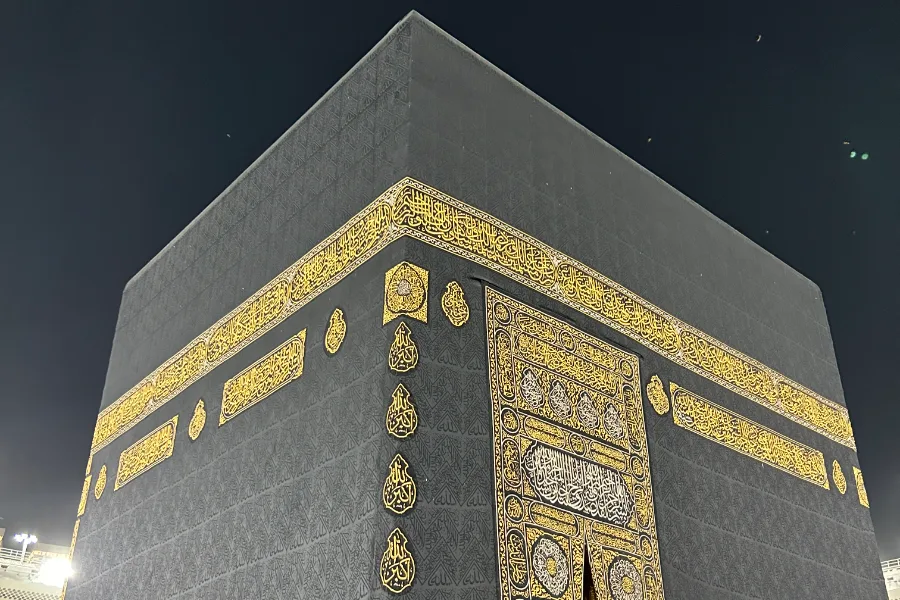 Kaaba éclairée de nuit depuis le Haram