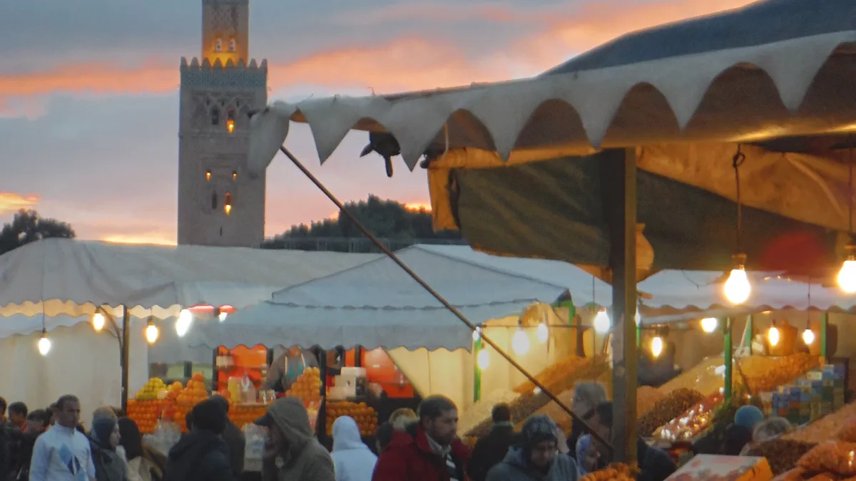 Place Jemaa el-Fna à Marrakech avec mosquée Koutoubia en arrière-plan