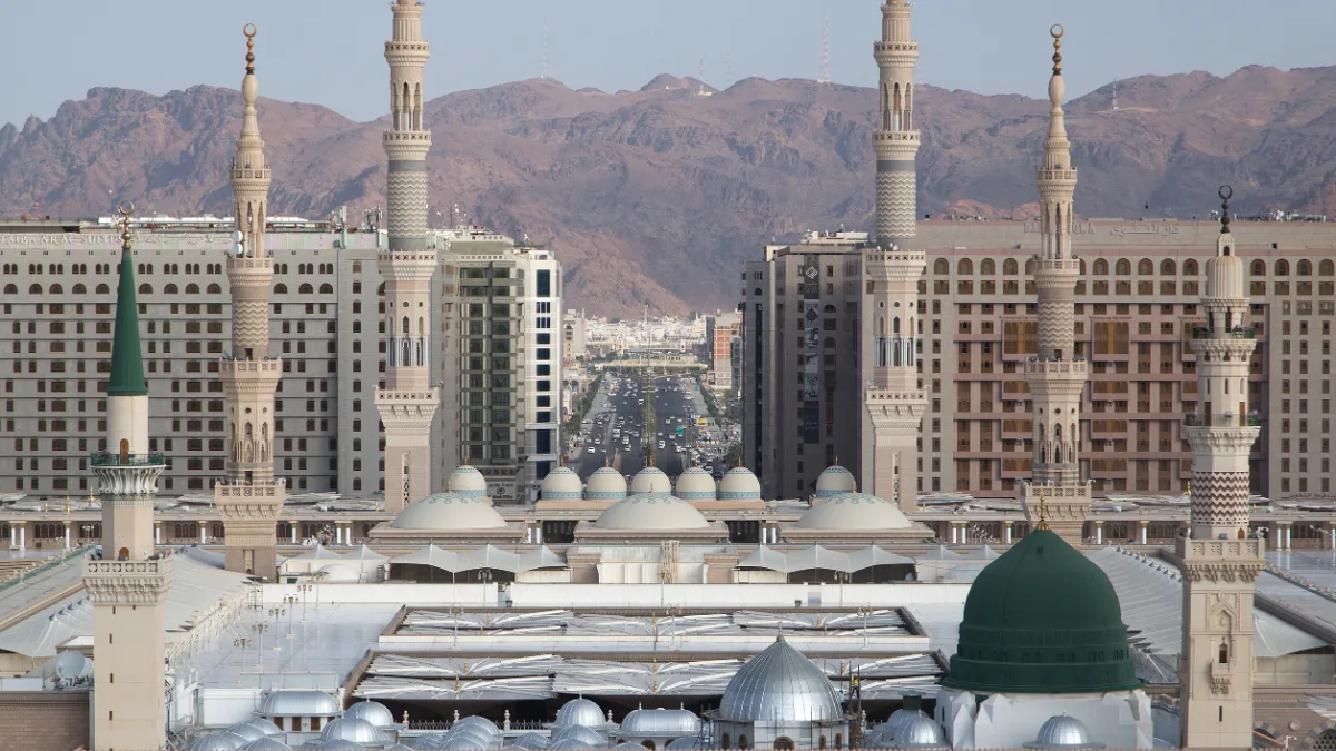 Masjid Nabawi à Médine, minarets verts au crépuscule