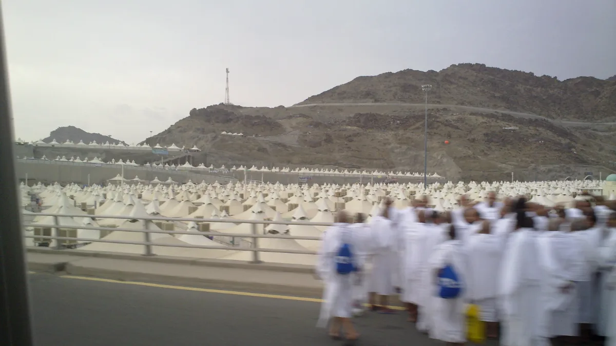 Campement de Mina avec des milliers de tentes blanches