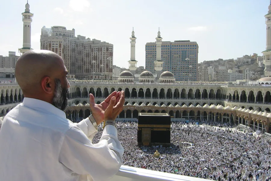 Pèlerin en prière face à la Kaaba