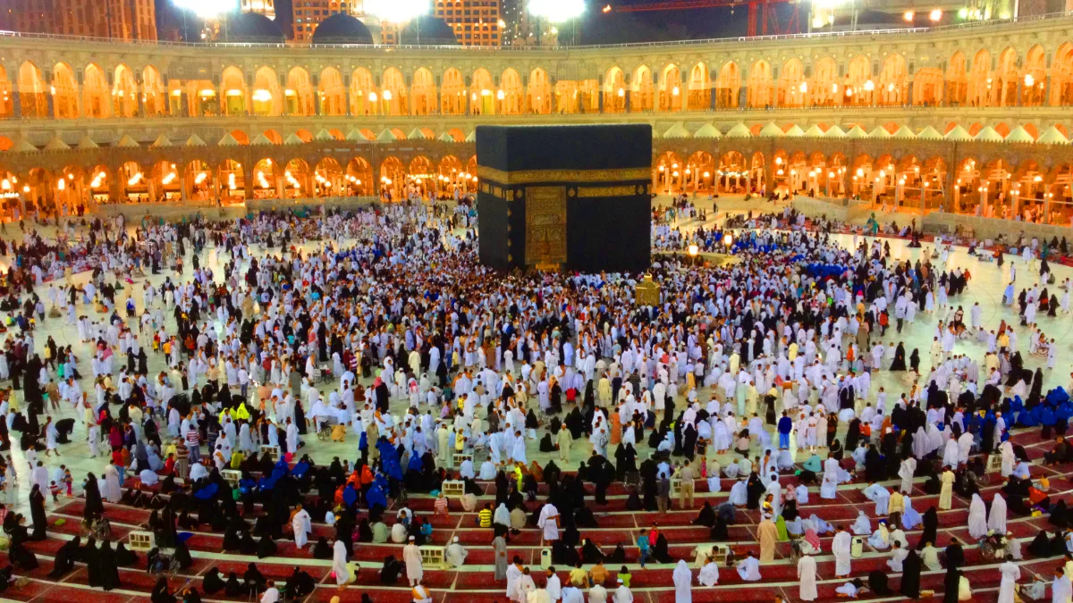 Foule de pèlerins dans le Haram illuminé, de nuit