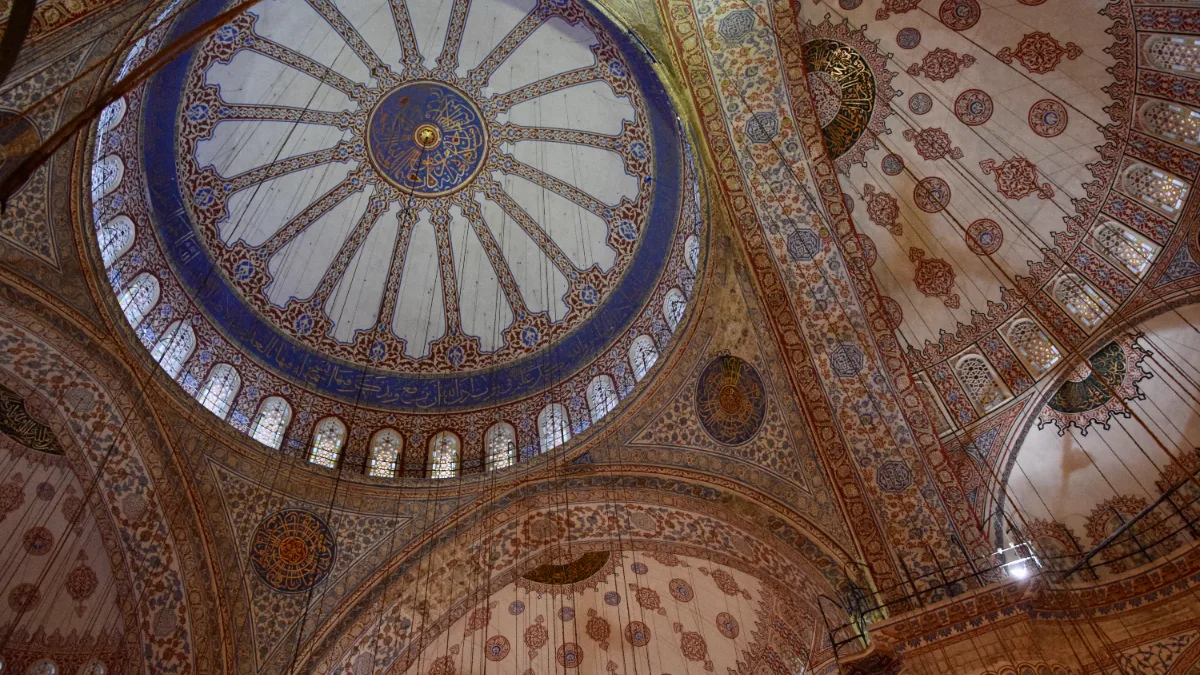 Intérieur de la Mosquée Bleue d'Istanbul, calligraphies et lustres