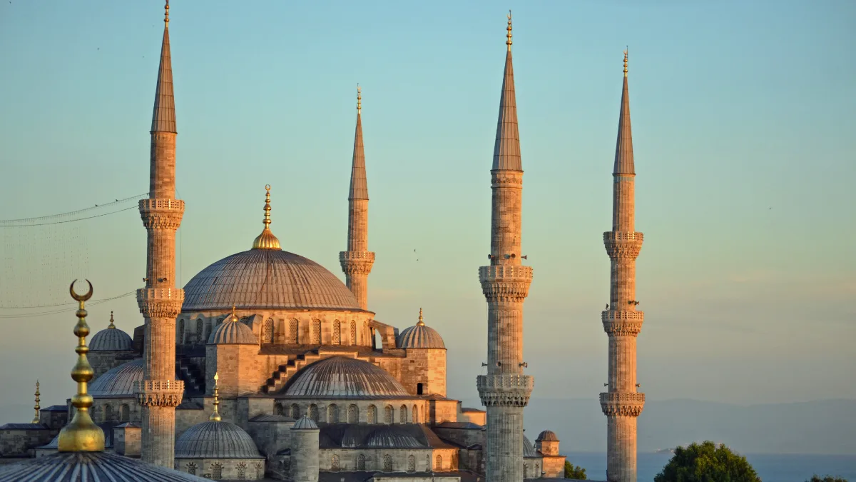 Mosquée Bleue d'Istanbul au coucher de soleil, minarets et coupoles