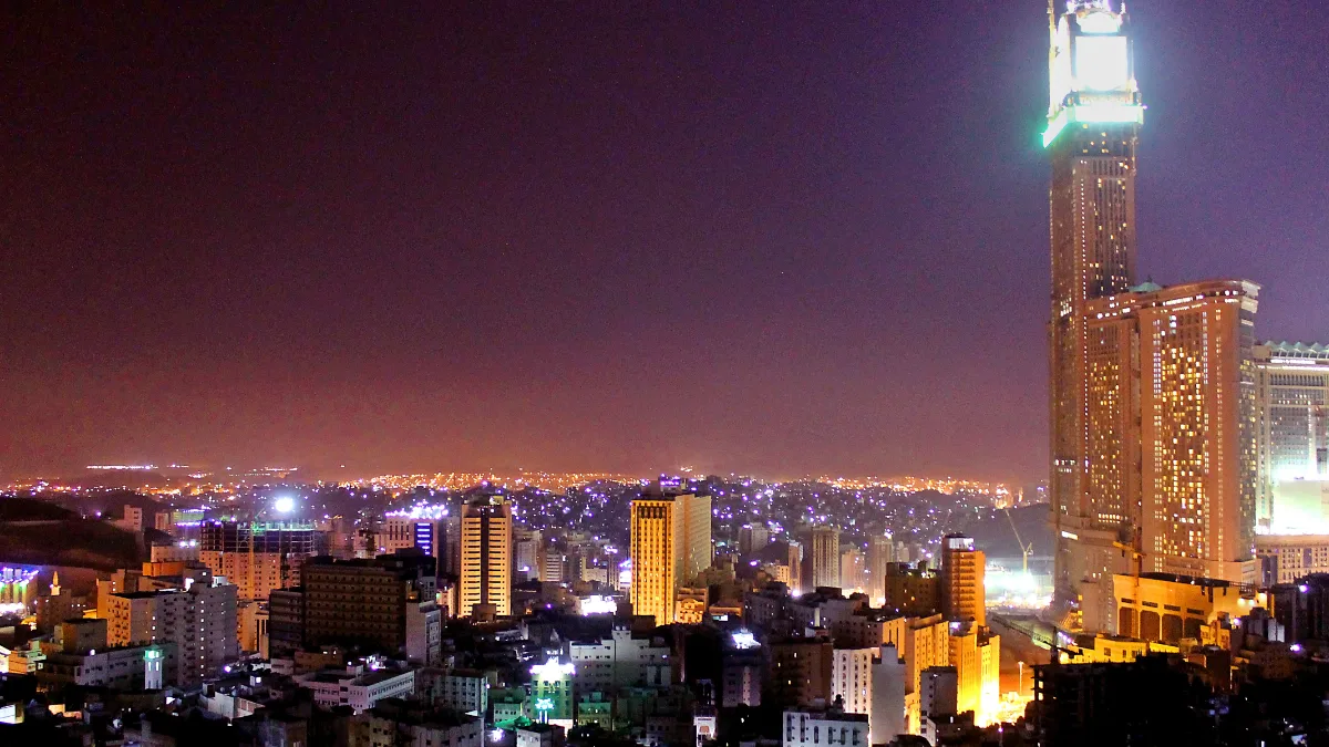 Vue aérienne des hôtels entourant le Haram (Fairmont, Hilton, tours Abraj)