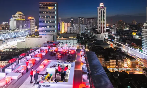 Centara Watergate Pavilion Hotel Bangkok, terrasse supérieure et skyline de Pratunam