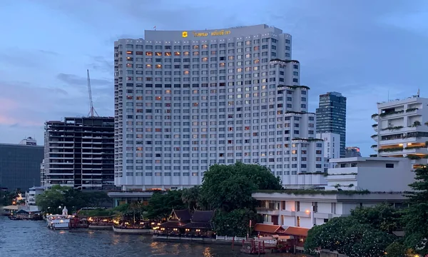 Shangri-La Bangkok vu depuis le Chao Phraya, tours jumelles face à Saphan Taksin
