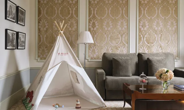 Suite familiale de l'Hotel El Palace Barcelona avec tipi pour enfants