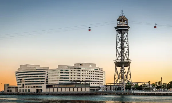 Le World Trade Center de Barcelone, où se trouve l'Eurostars Grand Marina, et la tour du téléphérique