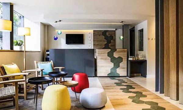 Hall de l'ibis Styles Barcelona Centre et son motif de pavés barcelonais