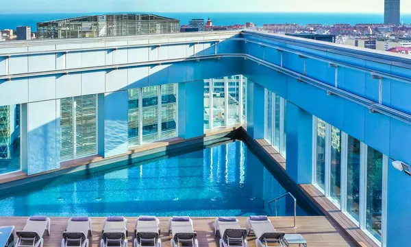Piscine sur le toit du Novotel Barcelona City, vue sur la mer