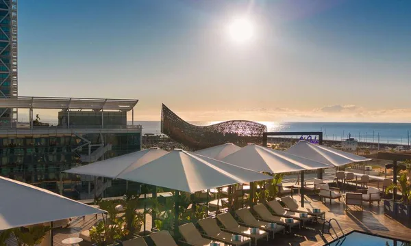 Piscine du Sofitel Barcelona Skipper face à la mer
