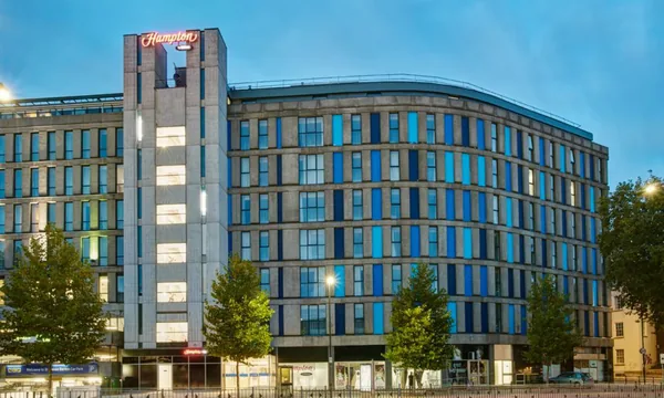 Façade incurvée du Hampton by Hilton Bristol City Centre, Bond Street