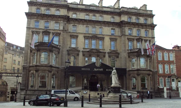 Façade victorienne du Bristol Marriott Royal Hotel sur College Green, avec la statue de la reine Victoria