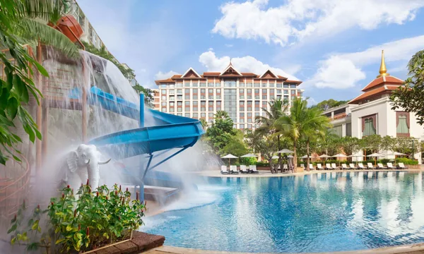 Shangri-La Chiang Mai, hôtel 5 étoiles piscine tropicale rive Ping