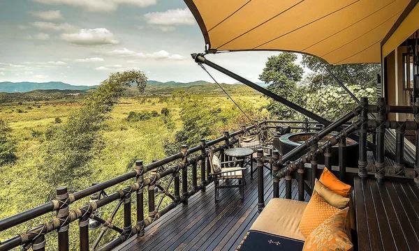 Four Seasons Tented Camp Golden Triangle Chiang Rai tentes luxueuses éléphants forêt