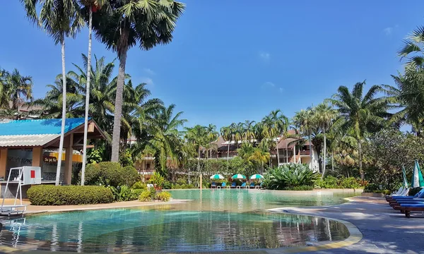 Felix River Kwai Resort parc tropical piscines pont