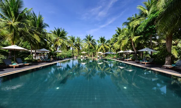 Royal River Kwai Resort Spa jardins piscine bord riviere