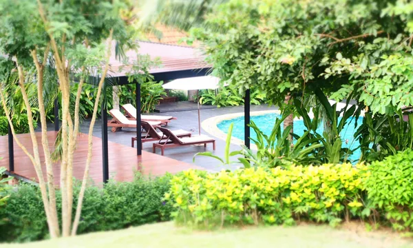 Chaw Ka Cher Lanta Tropicana Resort Klong Nin piscine vue tenue locale