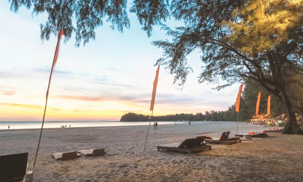 Costa Lanta design brutaliste minimaliste bord plage Klong Dao