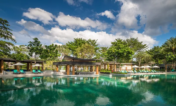 Dusit Thani Krabi Beach Resort Klong Muang piscine tropicale familial