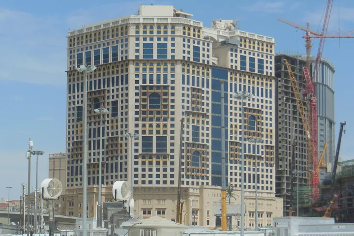 La façade de l'Anjum Hotel Makkah, rue Umm Al Qura