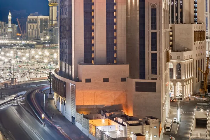 Le Marriott Jabal Omar de nuit, avec la Masjid al-Haram illuminée en arrière-plan