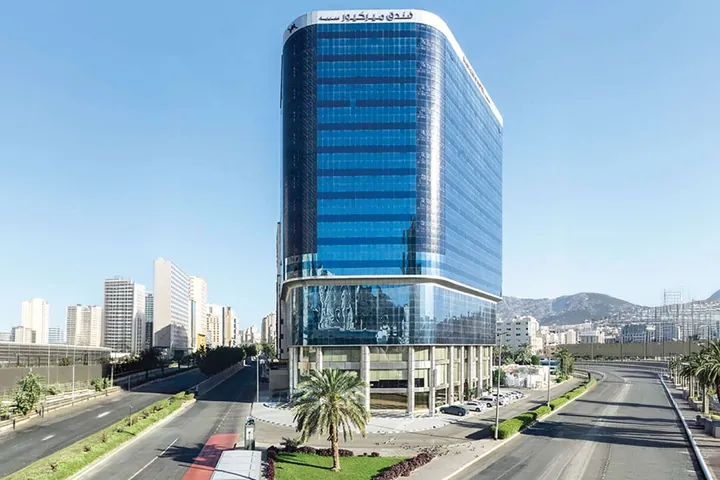 La tour vitrée du Mercure Makkah Aziziah