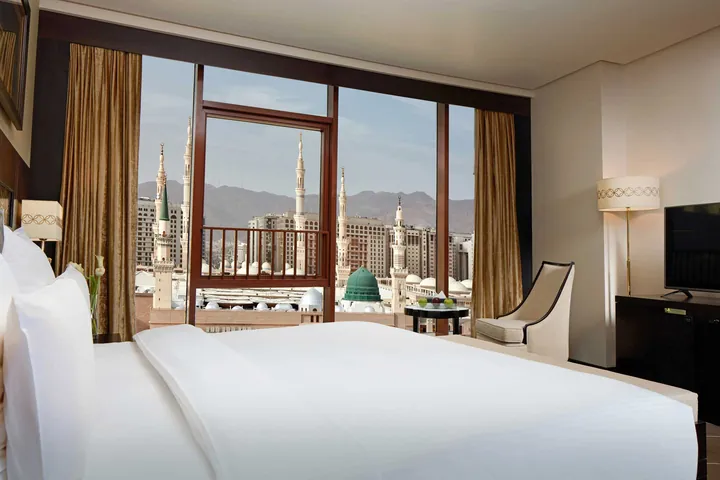 Chambre Deluxe du Pullman Zamzam Makkah, fenêtre ouverte sur les minarets de la Masjid al-Haram