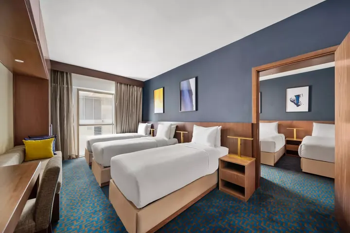 Chambre à trois lits du voco Makkah by IHG