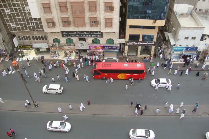 La rue Ibrahim al-Khalil, dans le quartier d'Ajyad à La Mecque, avec ses hôtels et ses pèlerins