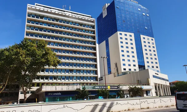 Tour vitrée bleue du Hotel Dom Pedro Lisboa, Palhavã, à deux pas de la Mesquita Central