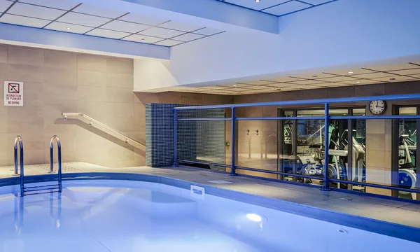 Piscine intérieure chauffée du Mercure Lyon Centre Saxe Lafayette, rue de Bonnel, Lyon 3e