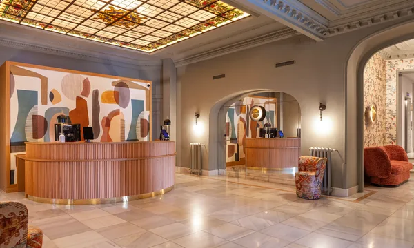 Réception de l'Hotel Mediodía sous sa verrière, face à la gare d'Atocha