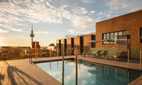 Piscine sur le toit du Novotel Madrid Center, avec la tour Torrespaña