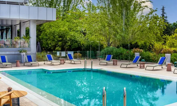 Piscine extérieure et jardin du Novotel Madrid City Las Ventas