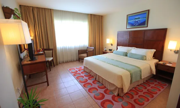 Hulhule Island Hotel aeroport Male jardin piscine
