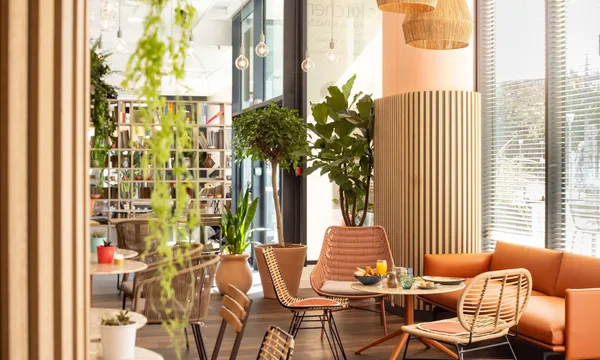 Salon du rez-de-chaussée rénové de l'ibis Marseille Centre Euroméd, boulevard de Dunkerque
