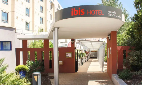 Entrée de l'ibis Marseille Centre Gare Saint-Charles, square Narvik