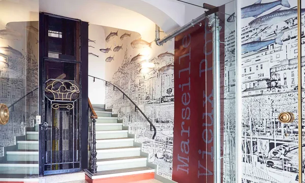 Hall et escalier de l'ibis Styles Marseille Vieux Port, fresque du port, cours Saint-Louis