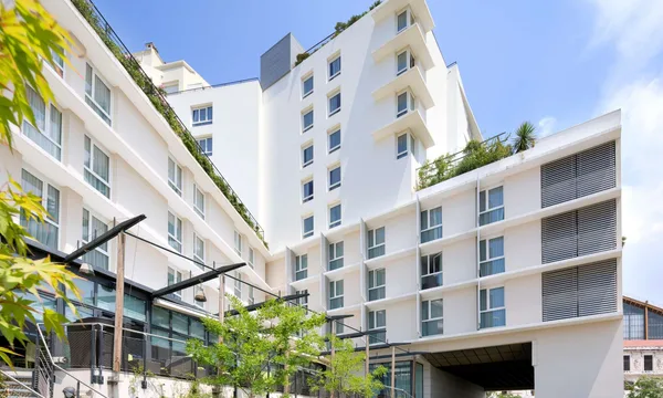 Façade du Novotel Marseille Centre Gare, boulevard Maurice-Bourdet, face à la gare Saint-Charles