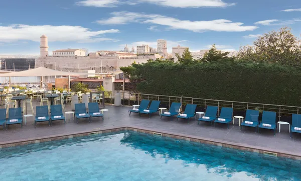 Piscine extérieure du Novotel Marseille Vieux-Port avec vue sur le fort Saint-Jean