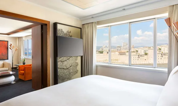 Chambre du Sofitel Marseille Vieux Port avec vue sur le fort Saint-Jean