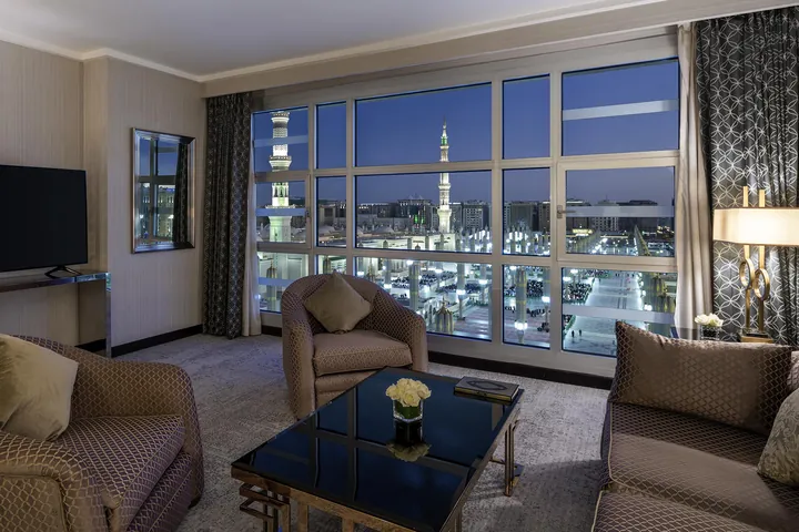 Suite de l'Anwar Al Madinah Mövenpick, vue de nuit sur l'esplanade et un minaret illuminé