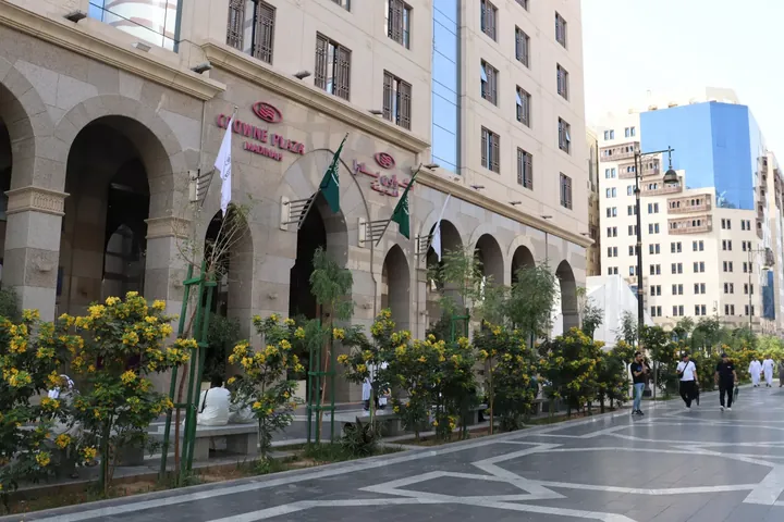 Façade du Crowne Plaza Madinah et sa promenade arborée